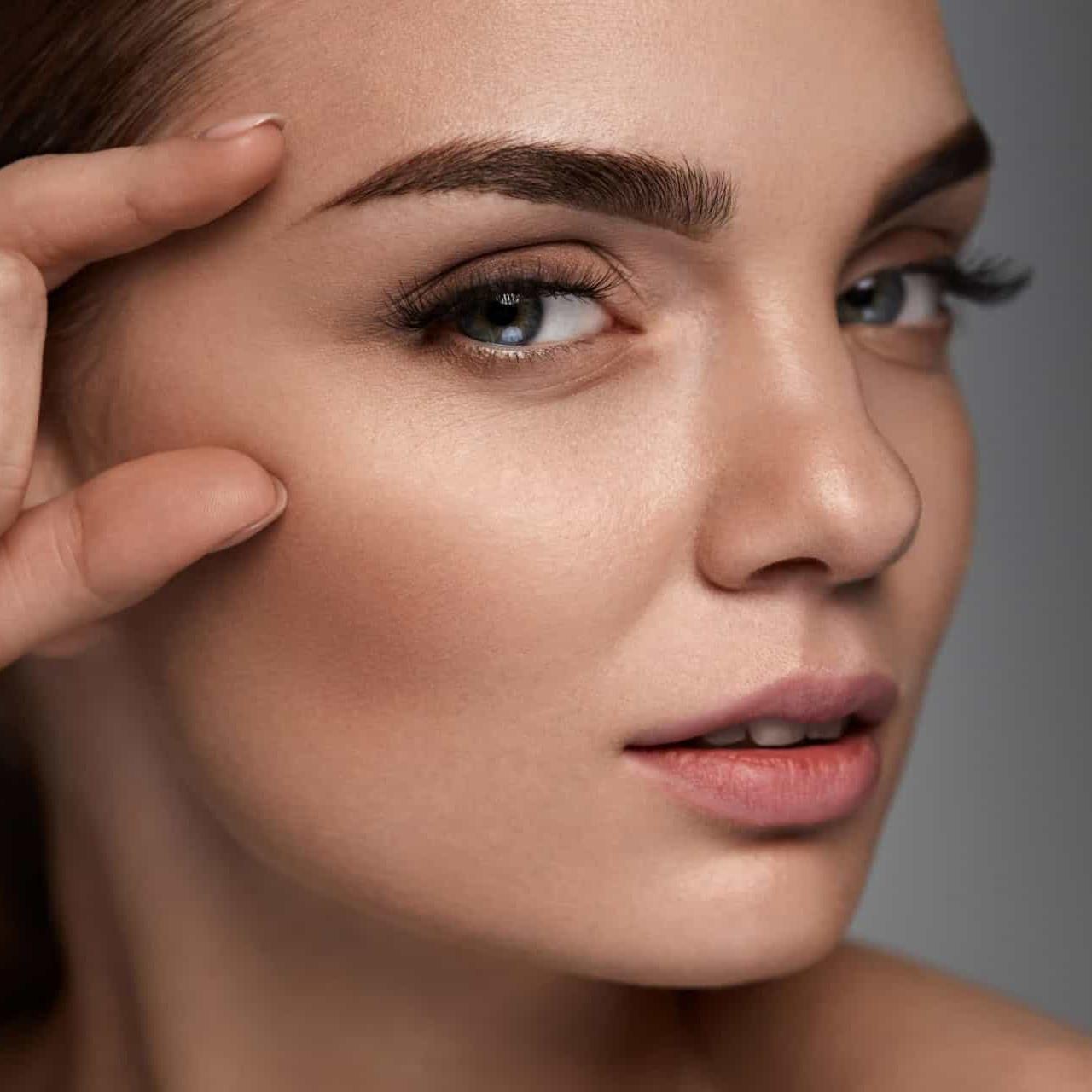 Eyebrow designer. Красивые брови. Естественный макияж. Брови фон. Макияж бровей Эстетика.